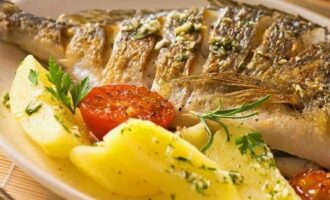Servera den bakade fisken varm.