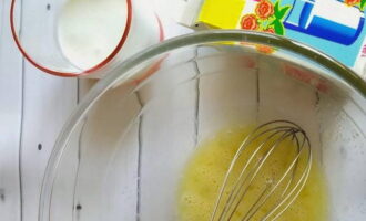 เราเริ่มตีส่วนผสมด้วยการตีจนเนียนเท kefir หนึ่งร้อยมิลลิลิตร