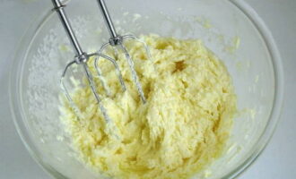 Com fer cistelles de pastisseria a casa? Bateu la mantega suavitzada amb el sucre granulat, l'ou i el rovell fins a formar una massa esponjosa. Com fer cistelles de pastisseria a casa? Bateu la mantega suavitzada amb el sucre granulat, l'ou i el rovell fins a formar una massa esponjosa.