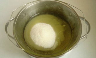 Escalfeu aigua en una cassola i bateu les clares, l'àcid cítric i el sucre al bany de vapor. Cuini la mescla durant uns 15 minuts al bany de vapor fins que espesseixi, i després la crema es refreda i la transfereix a una manga pastissera. Escalfeu aigua en una cassola i bateu les clares, l'àcid cítric i el sucre al bany de vapor. Cuini la mescla durant uns 15 minuts al bany de vapor fins que espesseixi, i després la crema es refreda i la transfereix a una manga pastissera.