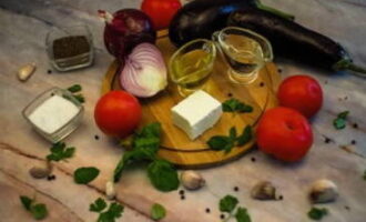Com preparar una amanida calenta amb albergínies? Primer, mesura la quantitat necessària de tots els ingredients. Rentem amb cura les verdures sota l'aigua. No cal pelar les albergínies joves.