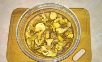 Hur lagar man porcini svampsoppa hemma? Först sorterar vi igenom svamparna och tar bort allt skräp. Lägg dem sedan i en lämplig behållare, fyll med varmt vatten och ställ åt sidan så att de får svälla.