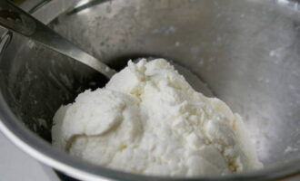 Hur lagar man kesopannkakor utan ägg i en stekpanna? Mät upp den nödvändiga mängden keso och mal den försiktigt med mjöl, bakpulver, salt och socker. Du bör få en homogen massa.