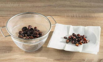 Cum să gătești caserola de brânză de vaci cu stafide în cuptor? Mai întâi, înmuiați stafidele în apă rece timp de aproximativ 10 minute. Apoi, transferați produsul pe un șervețel astfel încât să absoarbă excesul de umiditate.