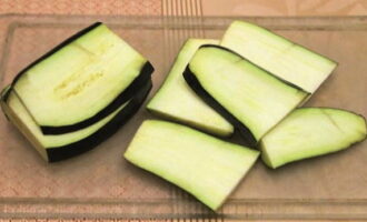 Hoe groentestoofpot van aubergine met vlees koken? Was de aubergines en courgettes grondig. Snijd de groenten in dunne plakjes. Het is niet nodig om de schil van jong fruit te verwijderen.