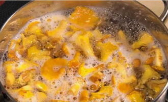Cum să gătești chanterelles prăjite cu cartofi într-o tigaie? Sortăm ciupercile de resturile întâmplătoare, le curățăm cu un cuțit și le clătim bine cu apă curentă. Apoi fierbeți-le în apă clocotită cu sare timp de cincisprezece minute. După gătit, puneți ciupercile într-o strecurătoare și lăsați umezeala să se scurgă cât mai mult posibil. 