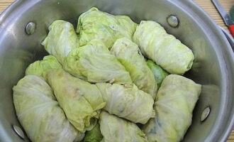 Așezați-le strâns pe fundul unei cratițe convenabile și umpleți-le cu apă. Este indicat să folosiți vase cu fundul gros. Așezați-le strâns pe fundul unei cratițe convenabile și umpleți-le cu apă. Este indicat să folosiți vase cu fundul gros.