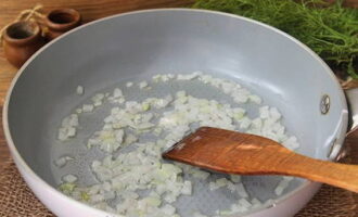 Tăiați ceapa. Prăjiți-l într-o tigaie cu ulei vegetal.