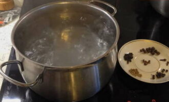 Låt oss börja med saltlaken. För att förbereda det, koka vatten i en kastrull med tillsatt salt (2 matskedar per 1 liter vatten) och strösocker (1 matsked per 1 liter vatten). Låt oss börja med saltlaken. För att förbereda det, koka vatten i en kastrull med tillsatt salt (2 matskedar per 1 liter vatten) och strösocker (1 matsked per 1 liter vatten).