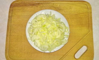 Låt oss nu förbereda stekningen. Tvätta och skala lök och morötter. Skär löken i halva ringar. Hetta upp ett par matskedar vegetabilisk olja i en stekpanna och stek löken i den tills den är gyllenbrun.