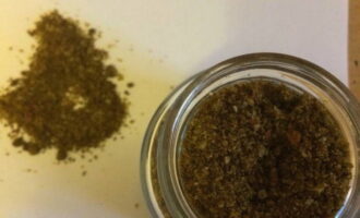 Adăugați sare și condimente aromate după gust. Puteți alege un amestec de ardei, hamei suneli și alte condimente. Adăugați sare și condimente aromate după gust. Puteți alege un amestec de ardei, hamei suneli și alte condimente.