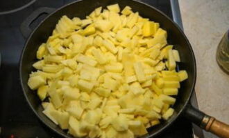 Puneți ingredientul într-o tigaie cu mult ulei vegetal. Începeți să prăjiți la foc moderat.