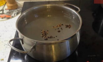 Nästa steg är att tillsätta aromatiska kryddor: kryddnejlika, koriander och några svarta kryddpepparärtor. Koka saltlaken i ca 5-10 minuter, tillsätt vinäger och stäng av spisen. Nästa steg är att tillsätta aromatiska kryddor: kryddnejlika, koriander och några svarta kryddpepparärtor. Koka saltlaken i ca 5-10 minuter, tillsätt vinäger och stäng av spisen.