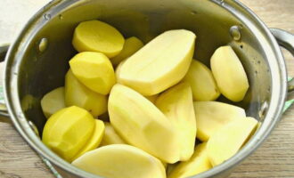 Com fer puré de patates amb llet? Rentar les patates, pelar-les, tallar-les a trossos i posar-les en una cassola. Com fer puré de patates amb llet? Rentar les patates, pelar-les, tallar-les a trossos i posar-les en una cassola.