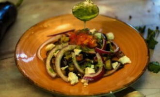 Formem l'amanida en porcions. Col·loqueu les albergínies als plats. Amb ell enviem mitges rondelles de ceba i petits daus de tomàquet.Rega la llaminadura amb l'amaniment i afegim trossos de formatge feta.
