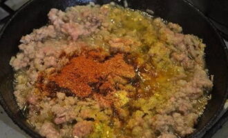 Lägg den hackade löken i en förvärmd stekpanna och stek tills den är genomskinlig. Tillsätt sedan köttfärsen och stek tills den är halvstekt. Tillsätt i samma skede dina favoritkryddor, salt och mald svartpeppar i köttet - blanda alla ingredienser noggrant.