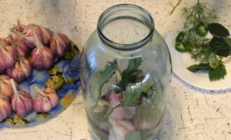 Medan fyllningen kokar, lägg ingredienserna i rena, sterila burkar. Längst ner lägger vi pepparrotsblad, sedan vitlök och vinbär och körsbärsblad tillsammans med varm peppar, skär i ringar, igen vitlök och så vidare upp till själva axlarna av behållaren. När burken är full, häll kokande vatten över hela innehållet i 5 minuter. Medan fyllningen kokar, lägg ingredienserna i rena, sterila burkar. Längst ner lägger vi pepparrotsblad, sedan vitlök och vinbär och körsbärsblad tillsammans med varm peppar, skär i ringar, igen vitlök och så vidare upp till själva axlarna av behållaren. När burken är full, häll kokande vatten över hela innehållet i 5 minuter.