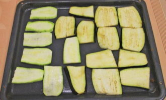 Leg de courgette en aubergine op een ingevette bakplaat. Bak het product gedurende 10 minuten op 200 graden.