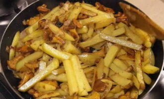 Cartofii se curăță, se taie în bucăți mici și se pun într-o tigaie împreună cu cântarele. Adăugați sare după gust, amestecați și continuați să prăjiți cu capacul deschis până când cartofii sunt fierți și aurii. Acest lucru va dura aproximativ cincisprezece până la douăzeci de minute.