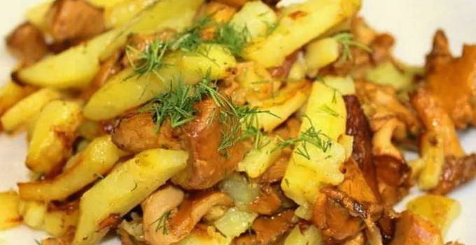 Chanterele prăjite cu cartofi într-o tigaie