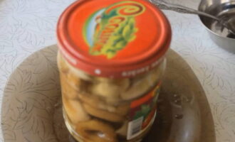 เราย้ายเห็ดลงในขวดแล้วเติมน้ำเกลือที่เหลือลงในกระทะเพื่อให้เห็ดปิดสนิท เติมกรดอะซิติกครึ่งช้อนชาแล้วปิดให้แน่นด้วยฝาปิดที่ปลอดเชื้อ จากนั้นคลุมทุกอย่างด้วยผ้าห่มหรือผ้าเช็ดตัวแล้วปล่อยทิ้งไว้จนเย็นสนิท เราส่งของว่างสำเร็จรูปไปเก็บไว้ในห้องใต้ดินหรือตู้เย็น เปิดให้บริการในฤดูหนาวและเสิร์ฟพร้อมอาหารจานหลักที่คุณชื่นชอบ อร่อย!