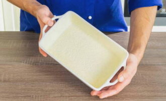 Ungeți vasul de copt cu o cantitate mică de unt și stropiți cu restul de gris.