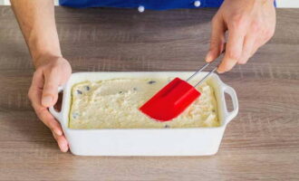 Puneți cu grijă aluatul aici. Se da la cuptorul preincalzit la 180 de grade pentru 40-45 de minute.