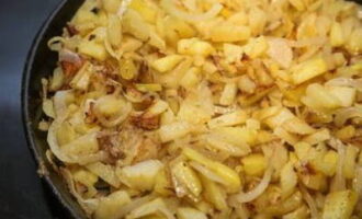 Gatiti inca 10-15 minute. În acest timp, cartofii vor deveni moi, iar ceapa va degaja o aromă bogată.
