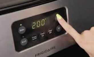 Om kwarkschotel volgens het klassieke recept te bereiden, zet u de oven van tevoren aan zodat deze opwarmt tot 200 graden.