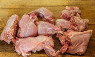 Com cuinar el conill guisat amb crema agra? Rentar la carcassa del conill i tallar-la a trossos. Remullar prèviament la carn en aigua freda amb una petita quantitat de vinagre durant una hora, això eliminarà l'olor específica.