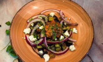 Abans de servir, el plat es pot decorar amb branquetes de menta fresca. L'amanida calenta d'albergínia, formatge i tomàquets està a punt!