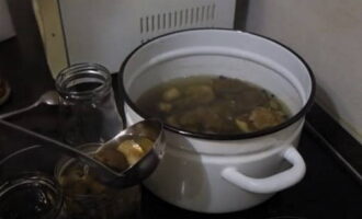 Khử trùng lọ và nắp trước bằng mọi cách. Đặt nấm boletus đã nấu chín trong nước xốt vào lọ đã chuẩn bị sẵn và đậy kín ngay lập tức. Kiểm tra độ tin cậy của con dấu. Sau đó đậy kín nắp lọ nấm và đắp chăn ấm trong 1 ngày. Sản phẩm này phải được bảo quản ở nơi mát mẻ. Sau 4 tuần, không sớm hơn, nấm boletus có thể được phục vụ.