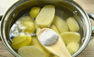 Aboqueu aigua freda sobre les patates, afegiu-hi sal al gust i deixeu-ho coure. Aboqueu aigua freda sobre les patates, afegiu-hi sal al gust i deixeu-ho coure.