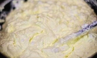 Wrijf de kwark door een fijne zeef, voeg suiker, vanilline, eieren en gezeefde bloem toe. Meng de ingrediënten.