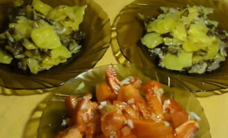 Trong khi nướng khoai tây, hãy chuẩn bị món salad rau. Xếp nấm xào với khoai tây vào đĩa chia thành từng phần và mời cả nhà dùng bữa tối. Trong khi nướng khoai tây, hãy chuẩn bị món salad rau. Xếp nấm xào với khoai tây vào đĩa chia thành từng phần và mời cả nhà dùng bữa tối.