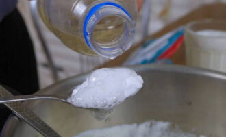 Soda se stinge cu oțet și se adaugă în aluatul de caș. 