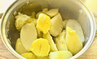 Porteu les patates a bullir a foc fort, després reduïu la temperatura i coeu les patates fins que estiguin tendres. Porteu les patates a bullir a foc fort, després reduïu la temperatura i coeu les patates fins que estiguin tendres.