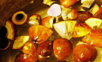 Cắt nấm thành miếng nhỏ và ngâm trong nước muối. Lượng muối tùy ý: sao cho chất lỏng có vị mặn.