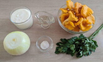 Cum să gătești chanterelles în smântână într-o tigaie? Măsurați imediat toate ingredientele pentru prepararea acestui fel de mâncare conform calculului dvs. pentru numărul de porții.