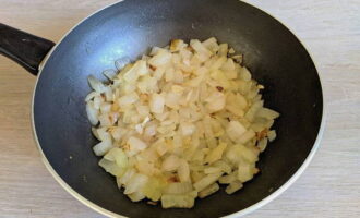 Pune ceapa decojită și tăiată cubulețe într-o tigaie cu ulei vegetal încălzit.