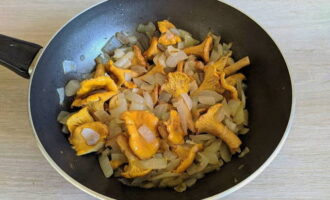 Apoi adăugați cântarelele pregătite la ceapa prăjită și amestecați cu o spatulă. Acoperiți-le cu un capac și prăjiți timp de 20 de minute, amintindu-vă să amestecați din când în când.