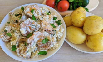 Decorați vasul pregătit cu pătrunjel tocat, transferați în farfurii și serviți la prânz cu cartofi fierți și legume proaspete.