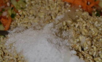 Scurgeți apa din cereale. Puneți toate ingredientele pregătite într-o cratiță mare, adăugați sare, zahăr, ulei vegetal și apă.