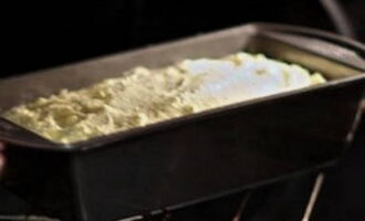 Plaats de pan in de oven en bak gedurende 40 minuten.