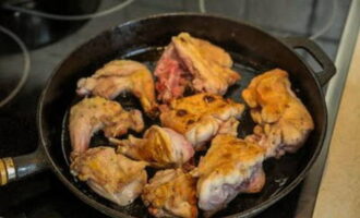 Aboqueu oli vegetal en una paella calenta i afegiu-hi la carn de conill. Fregiu la carn pels dos costats fins que estigui daurada. A continuació, afegiu la mantega a la cassola i deixeu-ho coure a foc lent durant 1-2 minuts.
