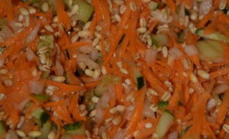 Se amestecă ingredientele și se lasă 10-15 minute. În acest timp, legumele vor da suc.