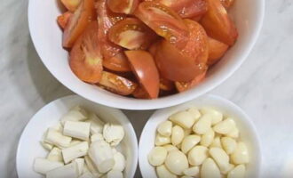 Acum trebuie să măcinați ingredientele pregătite. Acest lucru se poate face folosind un blender sau mașina de tocat carne.