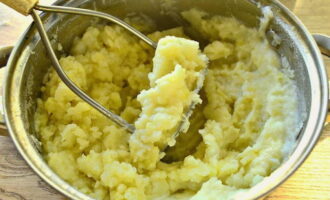 Tritureu les patates amb un puré. Perquè la consistència sigui més uniforme, utilitzeu una batedora. Tritureu les patates amb un puré. Perquè la consistència sigui més uniforme, utilitzeu una batedora.