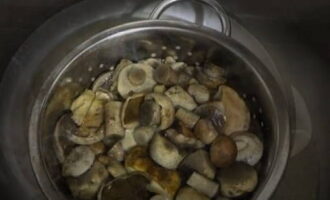 Đặt nấm boletus luộc vào một cái chao để cho tất cả chất lỏng chảy ra hoàn toàn, sau đó nhớ cân nấm.