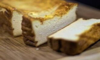Zodra de ovenschotel mooi bruin is en de heerlijke bakgeur door de keuken hangt, kun je het dessert uit de oven halen. Serveer de braadpan met zure room, honing of jam.